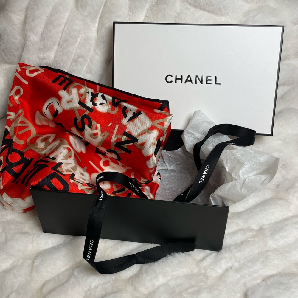 CHANEL ICONIC 100% SILK SCARF
In box with COA - Picture 2 of 4
